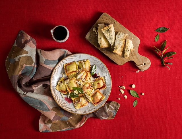 Ravioli ripieni di brasato all’Amarone con riduzione di Amarone e briciole di CastelmagnoORO_ROSSO